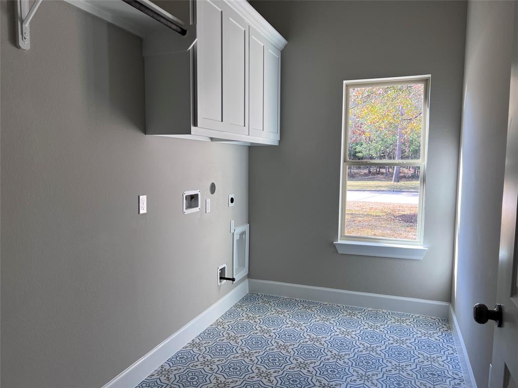 Laundry area with mosaic tile