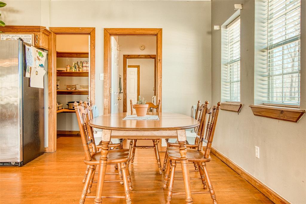 [Second residence breakfast area] Kitchen dining with large walk in pantry and easy access to the utility room.