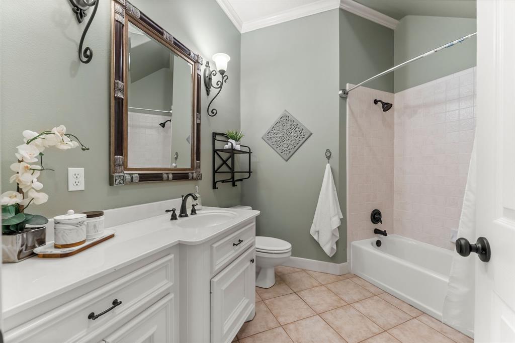 Secondary bathroom downstairs w/ tub/shower combo!