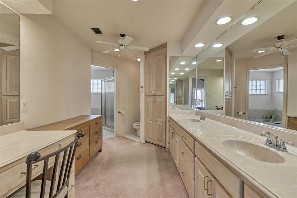 Primary bath has 2 sinks, walk-in shower & jetted tub